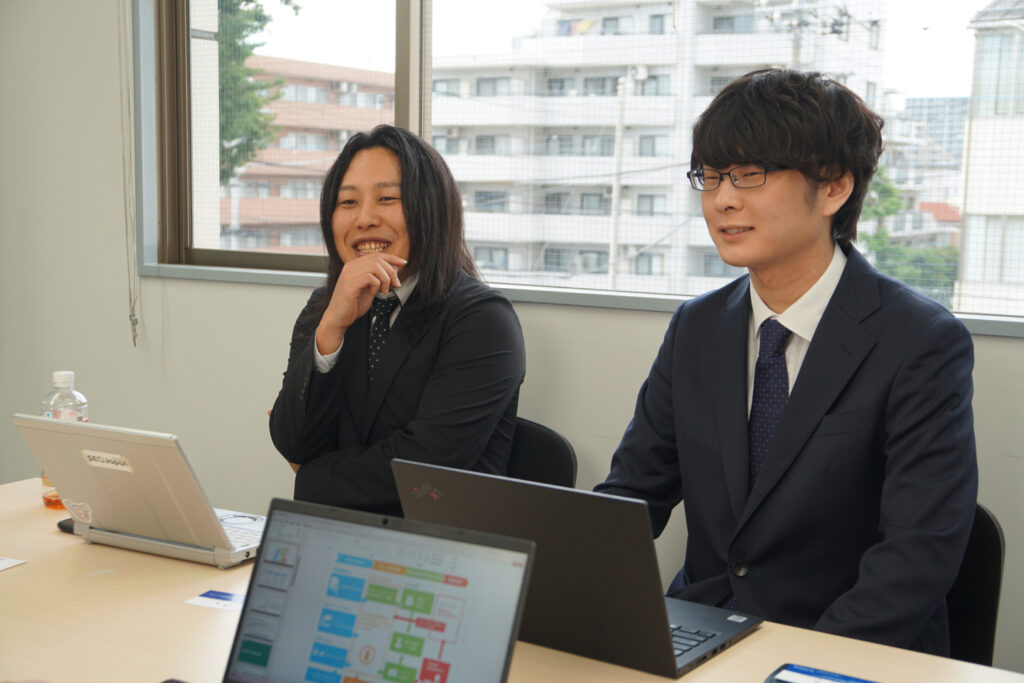 Webコンサルティング事業部　マネージャー　豊藏 翔太(左) チーフコンサルタント　石戸 翔麻(右)